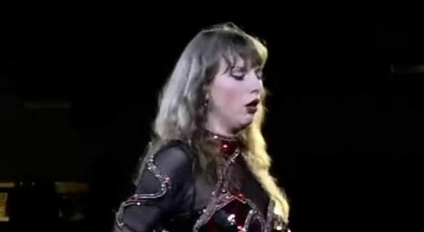 Taylor Swift, come sta? Fan preoccupati per la sua salute durante il concerto: «Ha bisogno di riposo»