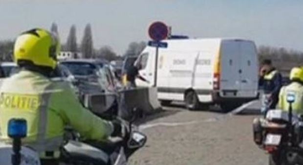 Auto tenta di travolgere la folla Arrestato un francese: trovate armi