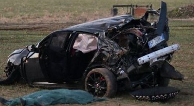 Auto va fuori strada: muore un 19enne, altri tre giovani feriti