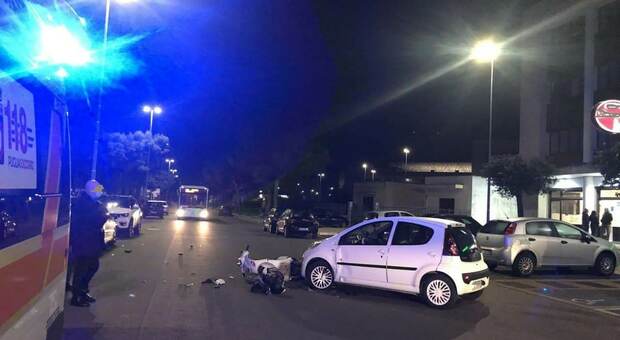 Scontro fra un'auto e uno scooter alla periferia della città: ferito un ragazzino di 14 anni