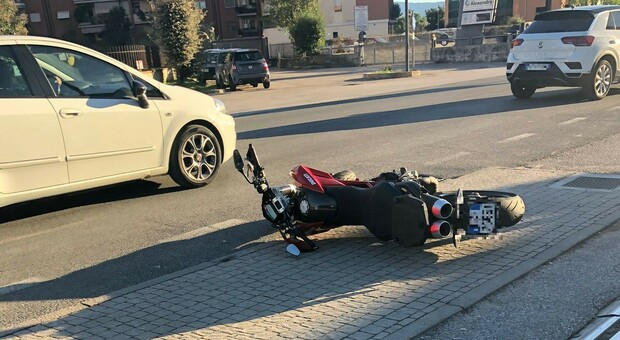 Frosinone, scontro tra due auto e una moto sulla Monti Lepini. Due centauri feriti anche sulla Sora-Forca d'Acero