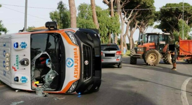 Ambulanza si ribalta dopo lo scontro con un trattore sulla Litoranea