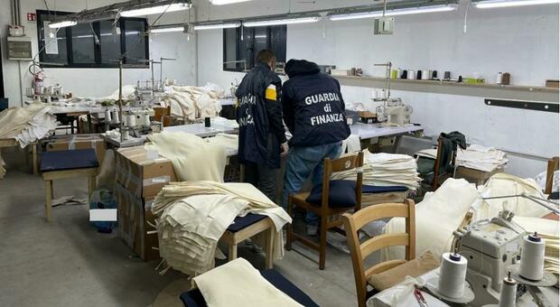 Blitz nel garage di una villa: trovato laboratorio tessile con 5 lavoratori cinesi in nero. Attività chiusa e 11.500 euro di multa