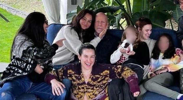 Bruce Willis e la malattia, foto di famiglia per il giorno del Ringraziamento. Come sta a un anno dalla diagnosi