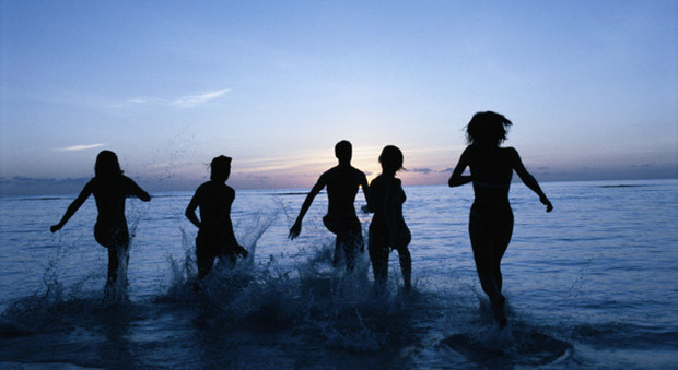 Fanno il bagno di mezzanotte ma restano senza vestiti: rubati abiti e borse in spiaggia
