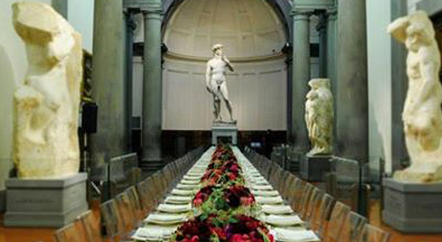 A cena davanti al David di Michelangelo all'Accademia di Firenze, la notizia-beffa