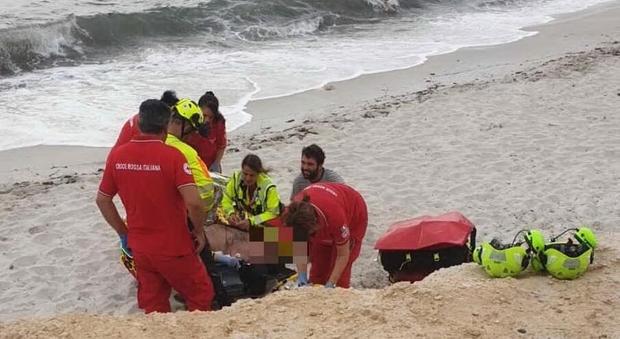 Papà soccorso in spiaggia e trasportato in ospedale