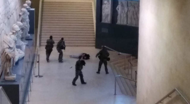 Parigi, un uomo aggredisce militari con machete e coltello, i soldati aprono il fuoco