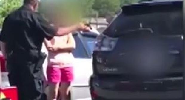 Canada, donna lascia la figlia di sei anni chiusa in macchina al caldo. La polizia interviene per salvare la piccola. Video