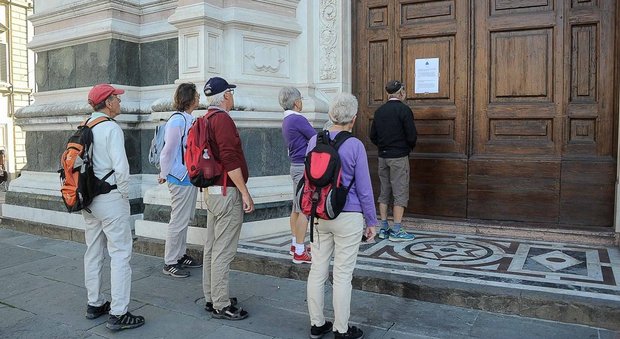 Firenze, crollo a Santa Croce: tre gli indagati. E scatta «il caso dei troppi turisti»