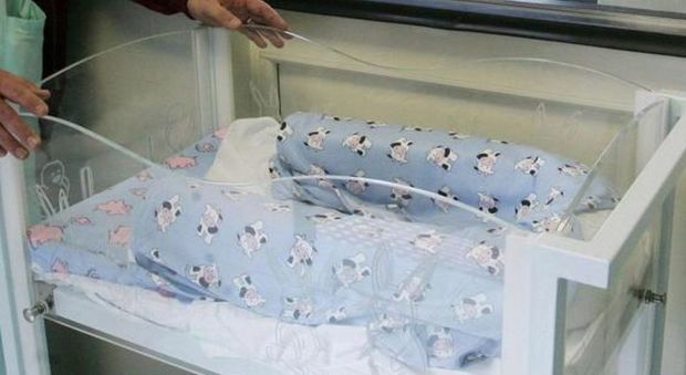 Napoli, neonata con la sindrome di Down lasciata nella culla termica dell'ospedale