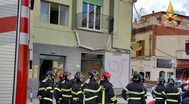 Catanzaro, crolla il balcone di una palazzina al Lido: cinque feriti
