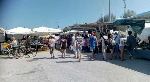 Pesaro, raffica di multe alle auto vicino al nuovo mercato: «Così è accanimento»