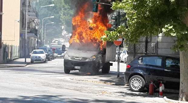 Jesi, scoppio e poi le fiamme: il rogo del furgone danneggia case e semaforo