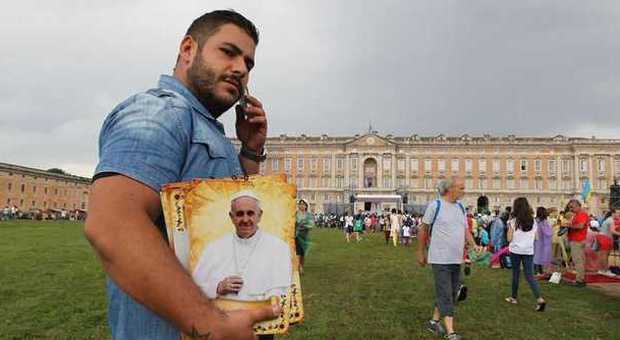 Il Papa a Caserta, rissa nella piazza gremita davanti alla Reggia