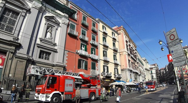 Napoli, crolla un cornicione in piazza Dante: subito la messa in sicurezza