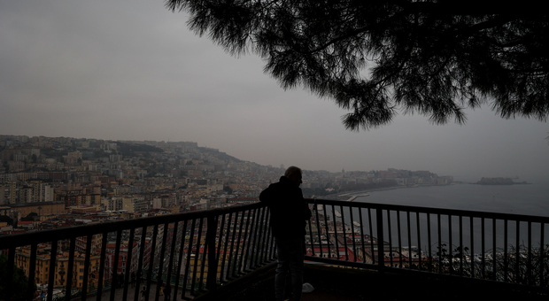 Napoli con la nebbia, è l'inverno “africano”. L'esperto: «Qui come a San Francisco»