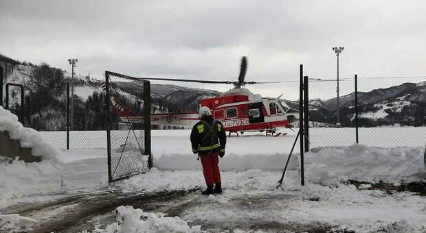 Due slavine bloccano le strade: raggiunti in elicottero 25 residenti rimasti isolati a Valle Castellana