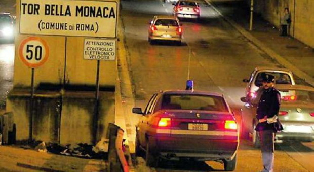 Tor Bella Monaca, lampeggiante e posti di blocco: così finti poliziotti rapinavano gli automobilisti