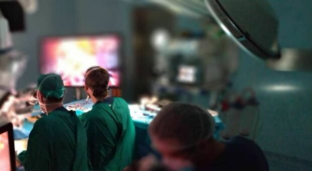 Chirurghi: in Italia tra 10 anni un robot in ogni sala operatoria