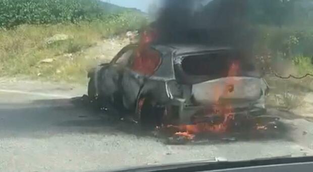 Auto a fuoco sul Valico di Chiunzi