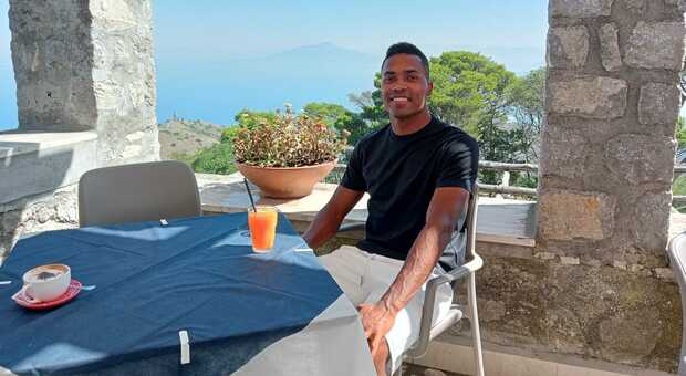 immagine Capri, lo juventino Alex Sandro sale sul Monte Solaro