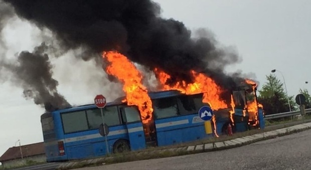 Prende fuoco un bus con 20 studenti a bordo. Tutti salvi