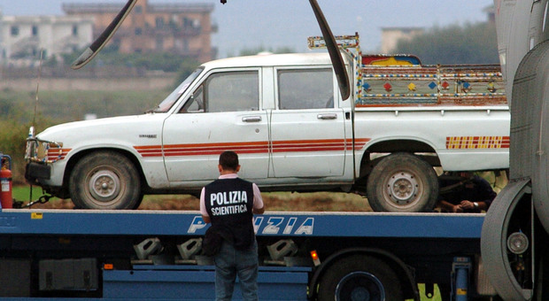 Il pick-up Toyota nel quale viaggiavano Ialria Alpi e Miran Hrovatin, raggiunti da raffiche di mitra