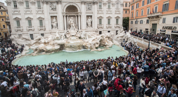 Fontana di Trevi affollata di turisti