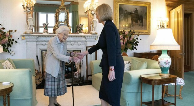 Regina Elisabetta come sta, la nuova premier Liz Truss: «L'intero paese è preoccupato»
