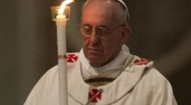 Papa Francesco alla veglia pasquale (Lapresse)