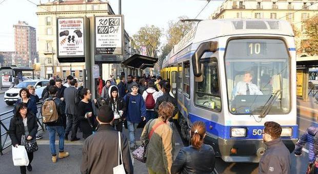 Torino, ragazza rimane incastrata sotto le rotaie del tram: è grave