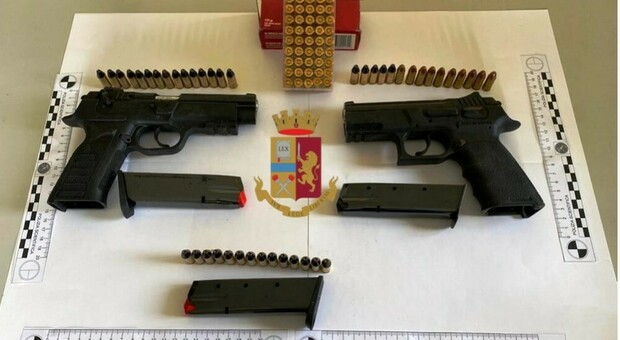 Acerra, blitz della polizia: sequestrate armi e munizioni