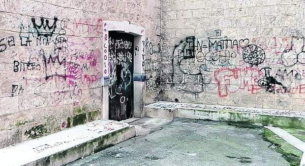 Teppisti in azione a Loseto e Carbonara, monumenti vandalizzati: vernice sulle chiese