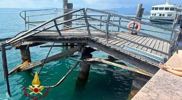 Traghetto si schianta contro il pontile: Pasqua di terrore sul lago di Garda FOTO
