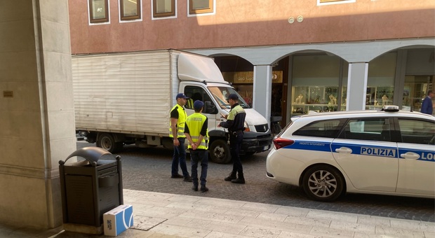 Controllo Polizia locale in centro a Pordenone