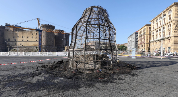 immagine Napoli, bruciata la Venere degli stracci di Michelangelo Pistoletto (Newfotosud Antonio Di Laurenzio)