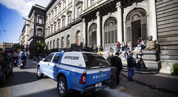 Napoli, una molotov nell'Università Federico II: il rogo negli uffici al secondo piano