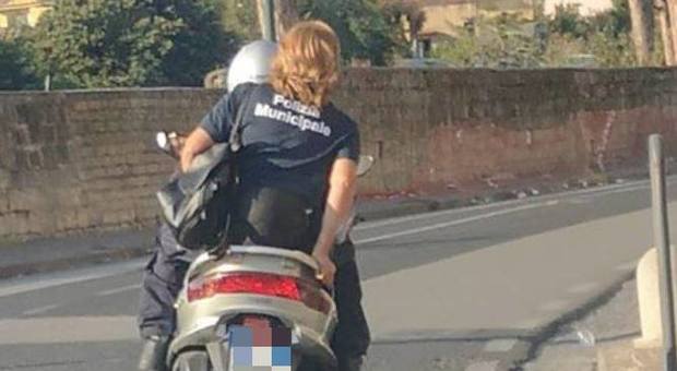 Napoli, l'agente della municipale in scooter senza casco FOTO