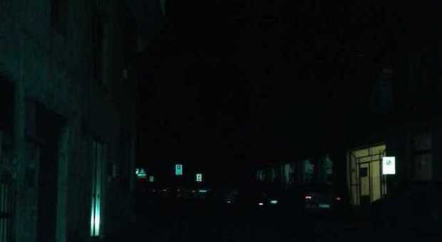 Frosinone, via Minghetti al buio da giorni. La protesta: "A due passi il salotto della musica, qui non ci si vede"