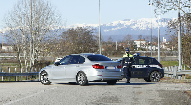 Una delle auto respinte dopo la chiusura dell'accesso sabato mattina all'ex Dogana di Treviso