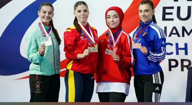 Elena Roversi, prima da sinistra, sul podio degli Europei under 21 di karate a Praga