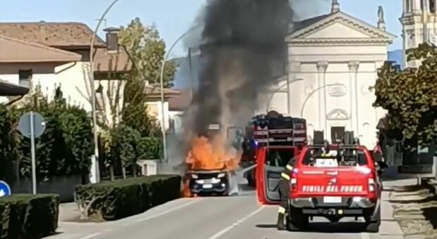 Auto in fiamme all'improvviso davanti alla Chiesa