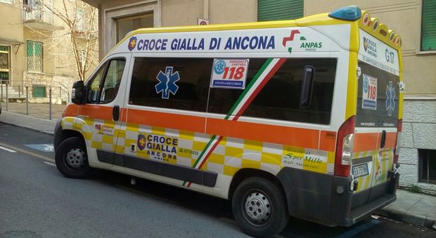 Ancona, travolto da un'auto mentre attraversa davanti alle Poste: è grave