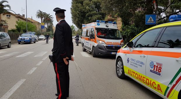 Carabinieri e ambulanze sul luogo dell'incidente