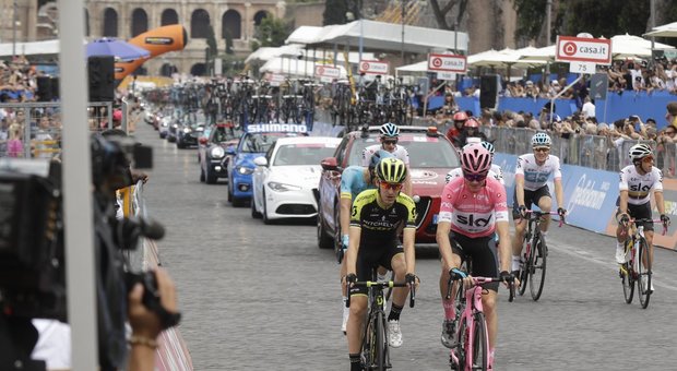 Roma, scatta la green zone per il Giro d'Italia. E in via del Corso asfalto nuovo