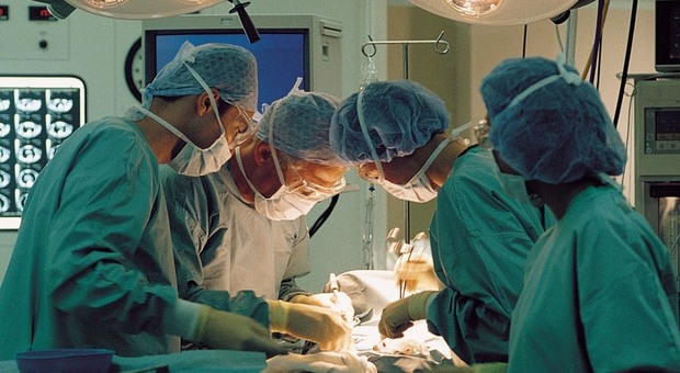 Sfregia decine di pazienti con filler illegali, chirurgo plastico sotto accusa