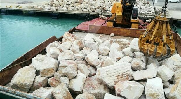 Raffica di cantieri per le scogliere, nuove opere nel Fermano: «Spiagge protette e più turismo»