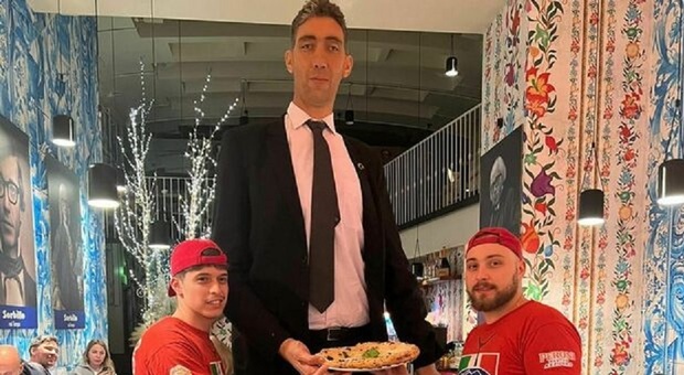 L'uomo più alto del mondo (251 cm) a cena da Sorbillo a Napoli. «Ha ordinato la pizza con l'ananas»