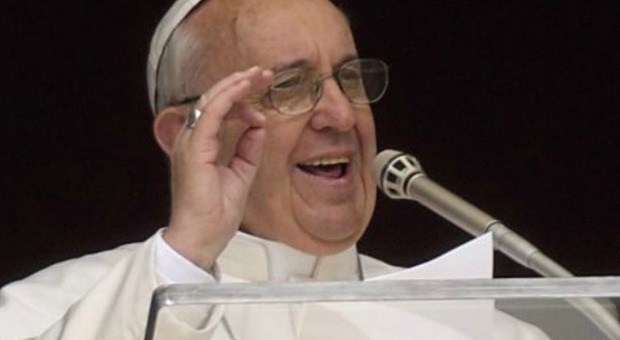 Il Papa recita il "Regina Coeli" (Ap)